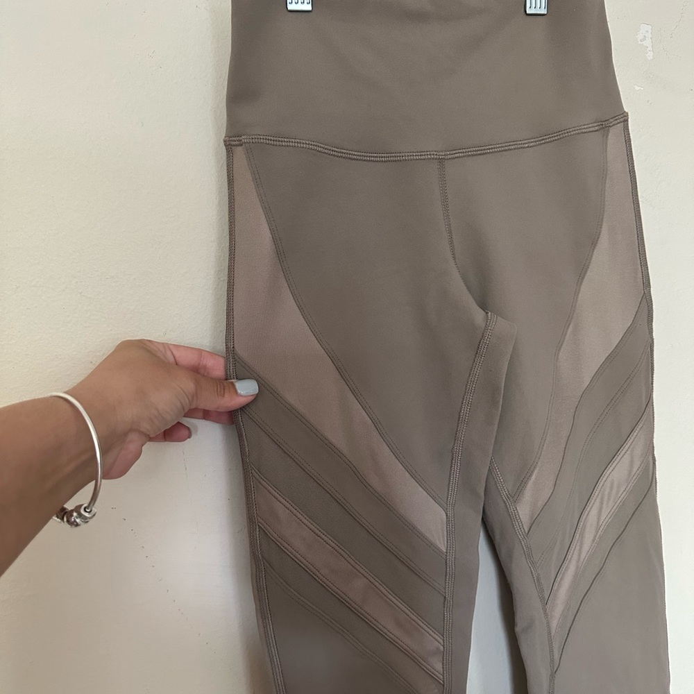 Alo Yoga High Waisted Leggings Epic in Gravel! - Picture 7 of 10